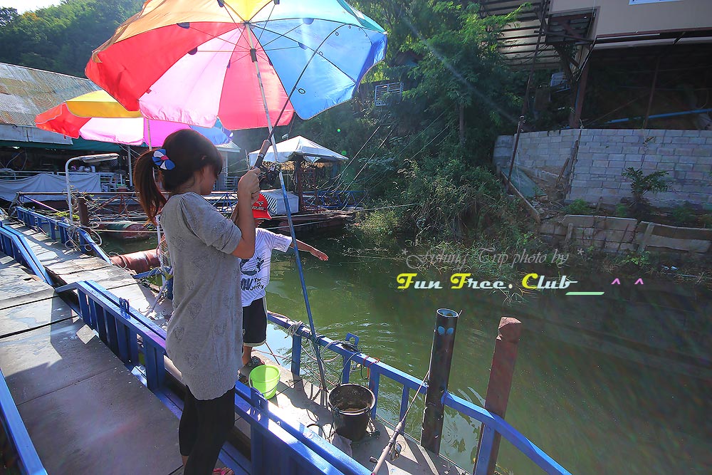 


 [b]ว้าย !  ได้ปลาอีก..อย่าบอกว่าสนุกนะ..เดียวร้องตามไม่เอานะ[/b]       :laughing: