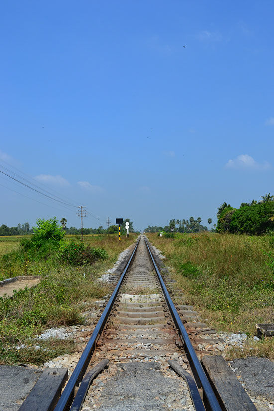  :grin:.. รอรถไฟไปตกปลา (ล้อเล่นครับ) ทางผ่านพอดีไม่มีรถไฟมาเลยถ่ายรูปไว้ดูเล่น ...:grin:
