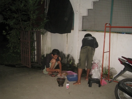 อยู่ระหว่างสับเนื้อปลาให้ละเอียด เด๋วก้างติดคอตายกันพอดี  :spineyes: