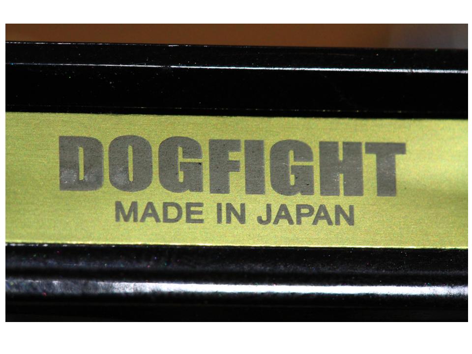 โลโก้ Dogfight ที่บริเวณตีนรอกครับ  สวยดี
 :grin: :grin: :grin:
 :grin: :grin: :grin: