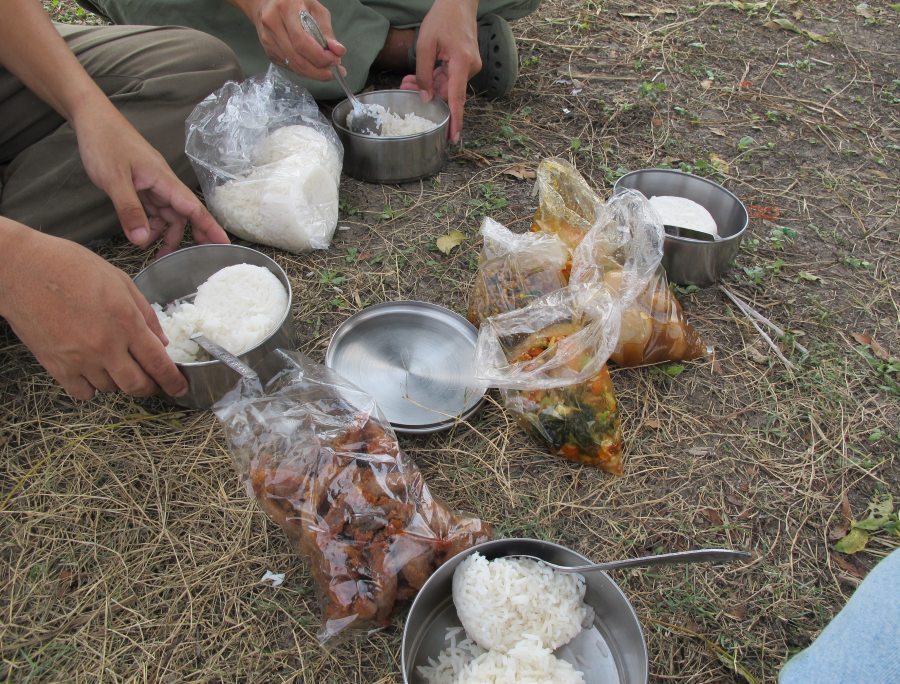 มาชมกันต่อเลยครับ..พักเที่ยงกินข้าวกันก่อนครับ  (กินกลางดิน) :umh: :umh: :umh: