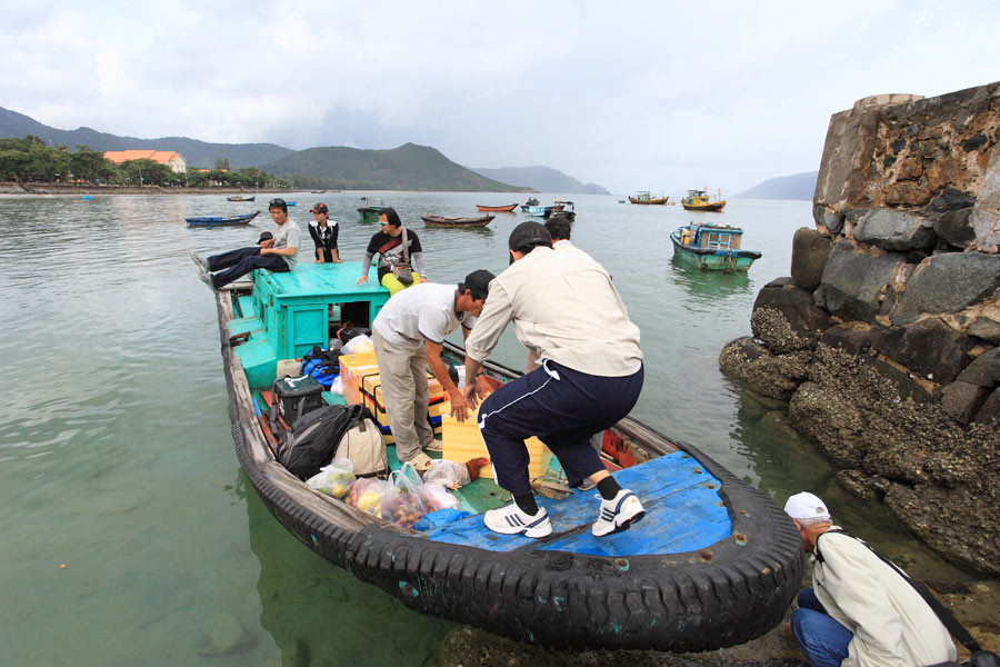 เราต้องลงเรือเล็กเพื่อไปขึ้นเรือใหญ่อีกทีครับ 