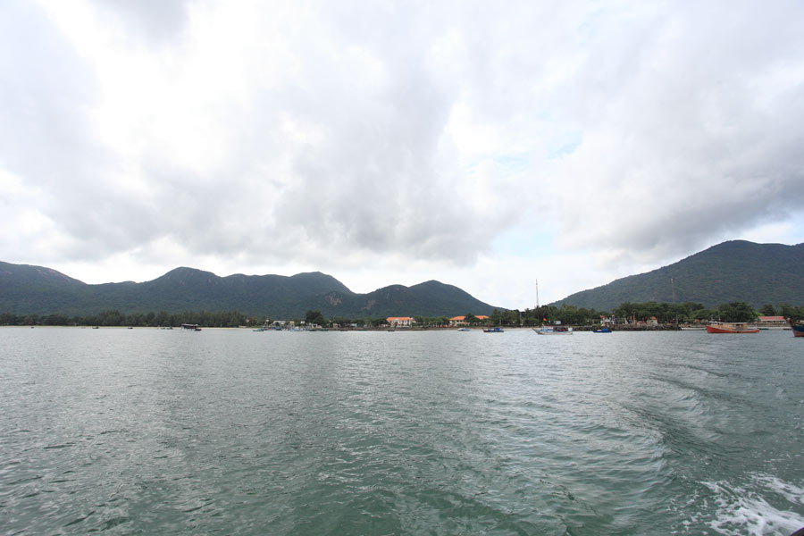 เกาะที่นี่มีรีสอร์ทเล็กๆอยู่หลายแห่ง ที่นี่มี 3 G ครับ แรงกว่าบ้านเราเยอะครับ 