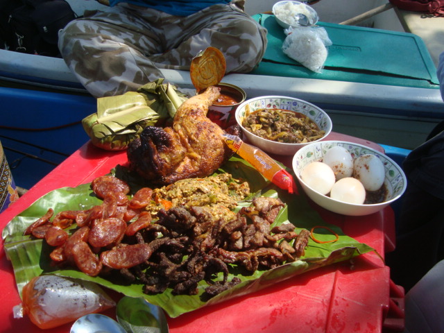 [b]อาหารกลางวันมื้อนี้ครับ[/b]