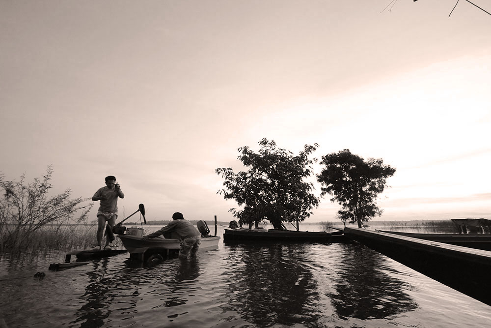 ที่นี่เรานำเรือลงกันอย่างสบายๆ
 เพราะไม่มีแพเทคและเรือลำอื่นมาขวางเหมือท่ามาบกราด
จะมีก็แต่เรือชาว