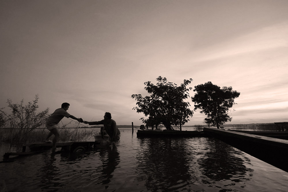 พี่ยงค์ส่งสมอเรือให้กับน้าป๊อก เพื่อจูงหัวเรือเข้าฝั่ง 
หลังที่น้าหนอนถอยหลังเทรลเลอร์ลงให้