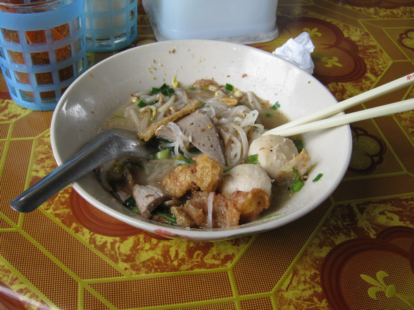 เที่ยงแวะเติมพลังกันก่อนครับผม ก๋วยเตี๋ยว ซักชามไหมครับน้าๆ  :cheer: :cheer: