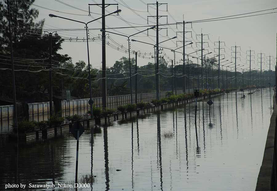 ถนน  สายหลักหน้าบ้าน   มาจาก  สน.ดอนเมืองครับ