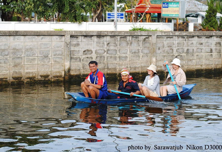 มันก็แปลกดีนะครับจู่ๆ  ก็ต้องเปลี่ยนจากรถมาเป็นเรือ