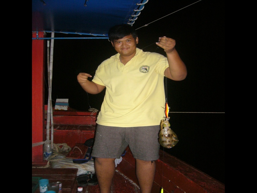 หมึกใหญ่เเต่คนใหญ่กว่า :laughing: :laughing: :laughing: :laughing: