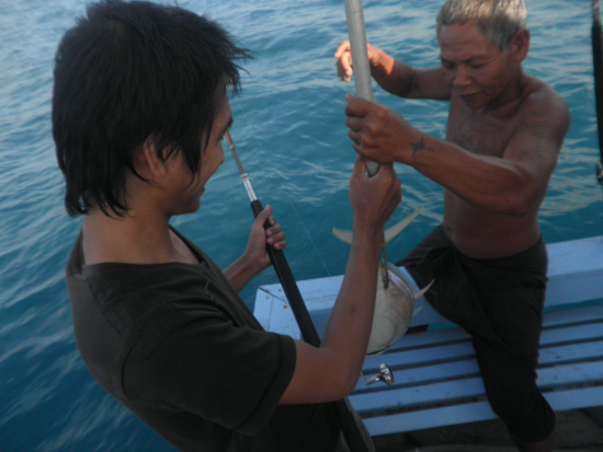 ตอนสายมา ไต๋สั่งเก็บเบ็ดย้ายหมาย ด้านท้ายเรือมีกินคามือ เป็นนวลจันทรครับไซ้สวย เราก็เลยไม่ย้าย