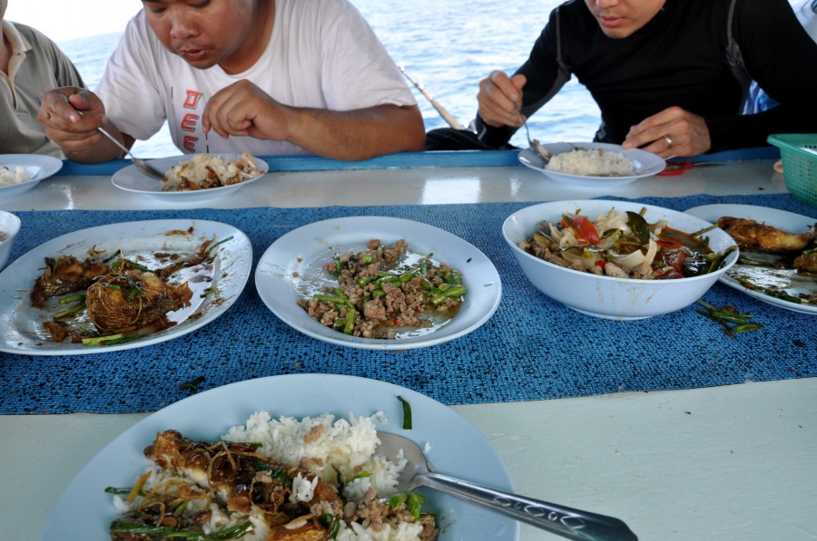 นี่ไงครับ มื้อเที่ยงวันที่สอง ต้มยำเก๋าถ่าน แถมด้วยทอดเต้าเจี้ยวอีกด้วย 
กินกันเรียบ