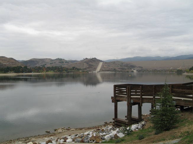 Castaic Lake ในวันเบาๆ