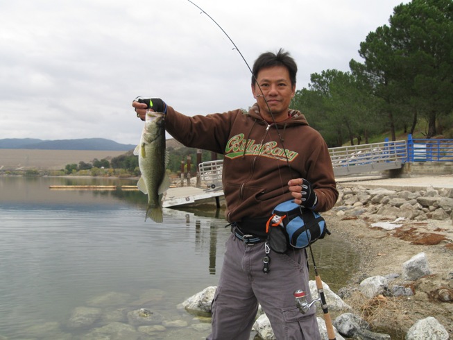 จัดก่อนคนแรก คันเล็ก เหยื่อจิ๋ว(เหยื่อปลอมก็เหยื่อสำหรับตกปลา Trout )แต่ Largemouth Bass ตัวนี้ไม่จิ