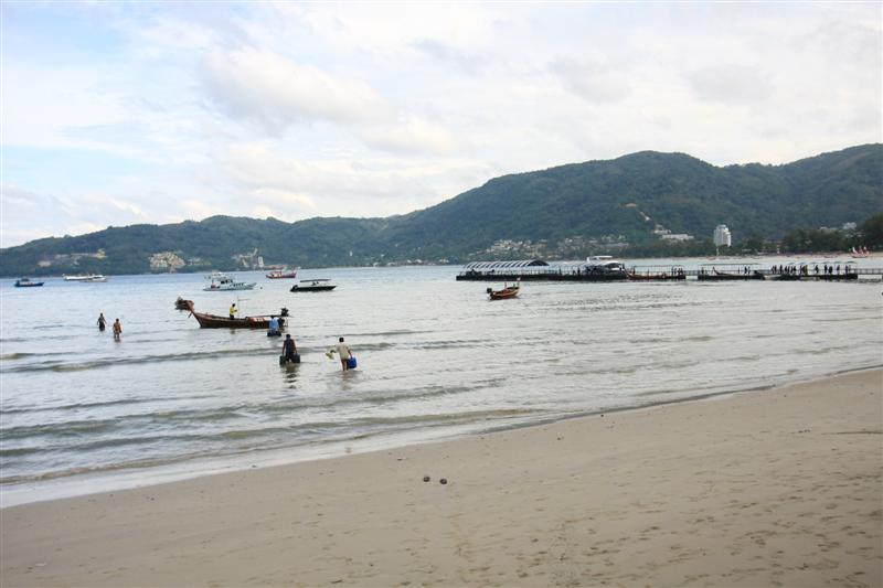 รอบนี้ลงเรือหน้าหาดป่าตอง    ต้องขนของขึ้นเรือหางยาว  ไปส่งที่เรือใหญ่อีกทีนึง   ขนกันพอได้เข็ดเอวอย