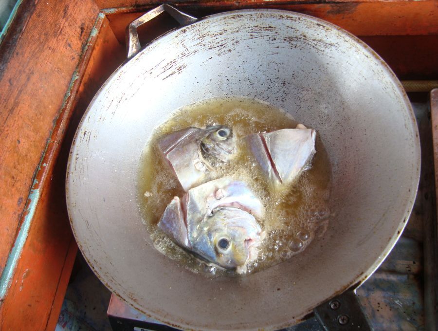 เรือวิ่งพอดีบังบ่าวก็นำมาแปรรูปทันทีครับ :umh: :umh: :umh: :umh: :umh: