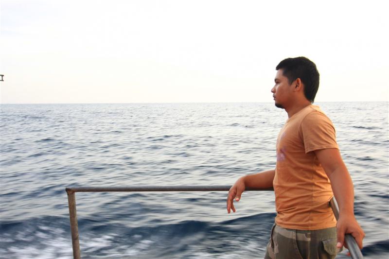 น้องคนนี้มาเที่ยว   ตกปลาไม่เป็น  แถวเมาเรือนิดหน่อยครับ :smile: