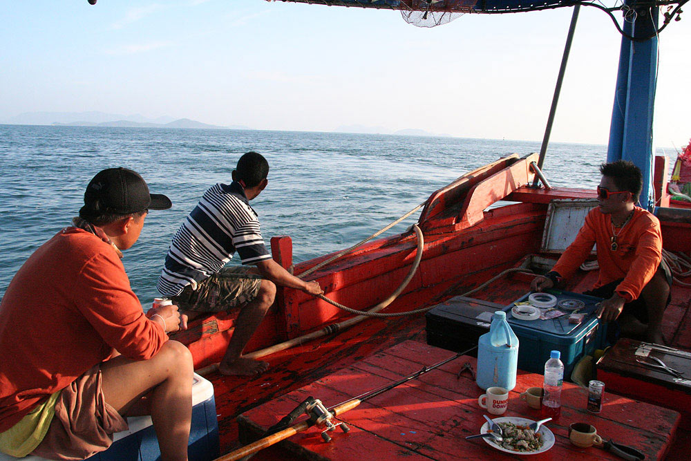 รวบรัดตัดตอน มาบนเรือกันเลยครับ  :smile: