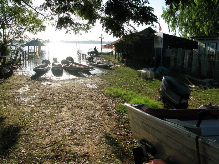 ที่ลงเรือในหมู่บ้านการจราจรติดขัดเลยต้องย้อนกลับ