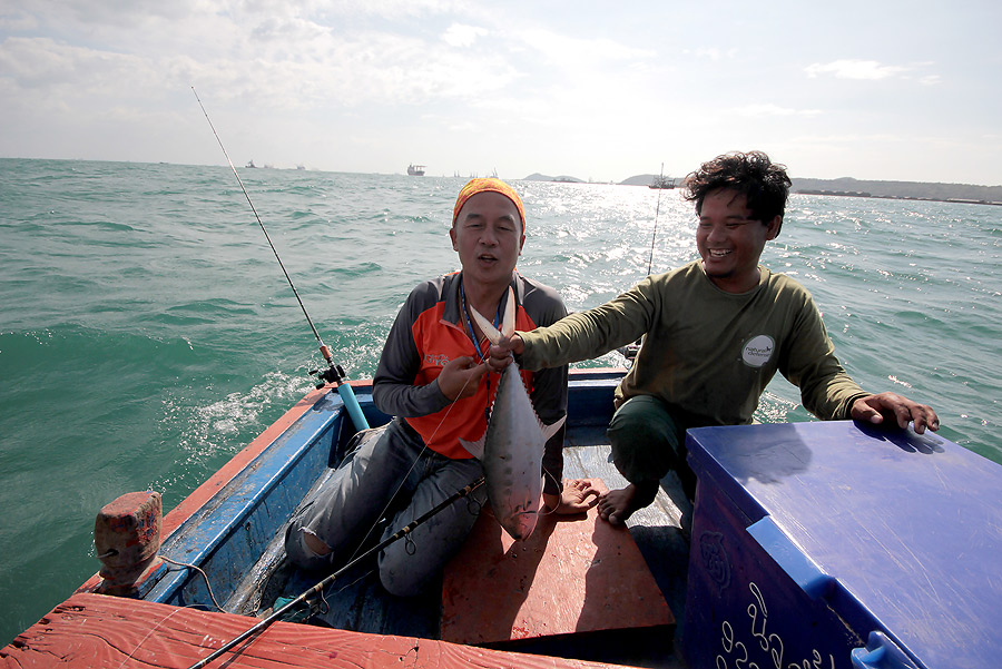  [b]  ลุงแม๊ค  ไปแก้ตัวใหม่ที่ท้ายเรือได้สำเร็จ

คราวนี้ปลาไม่ค่อยสู้ คว้ากล้องปุ๊บ  ปลาก็ขึ้นซะแล