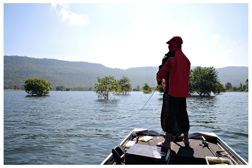 เราเอาเรือลงที่เดิมแถวๆร้านอาหารเรือนแพเกตุทอง หกโมงเช้านิดๆ เราพากันออกเรือ ระดับน้ำสำหรับผมที่มาห่