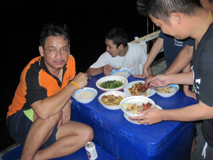 มาทานมื้อเย็นด้วยดันนะครับ   ทุกท่าน    :cheer: :cheer: :cheer:
