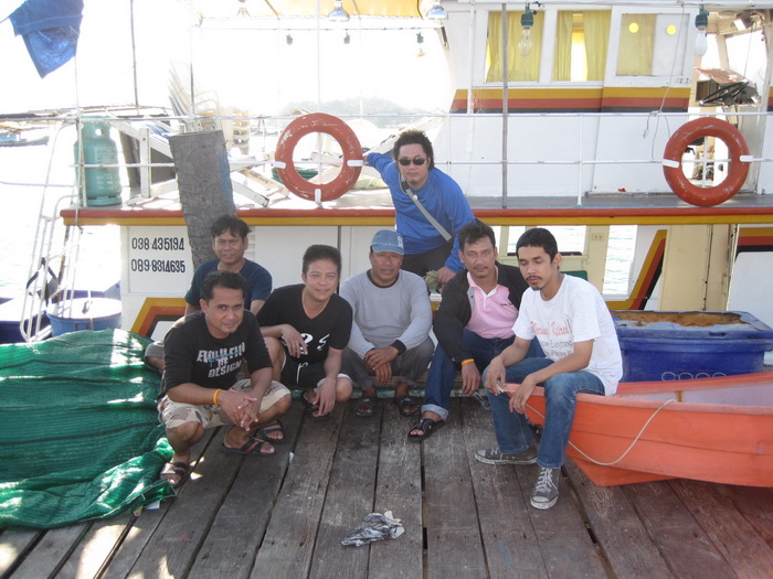 ถึงฝั่งขอถ่ายรูปเป็นที่ระลึกกับไต๋ซะหน่อย  เพิ่งลงลำนี้ครั้งแรก   ขอบคุณไต๋แจ๋สำหรับปลาดิบแสนอร่อย  