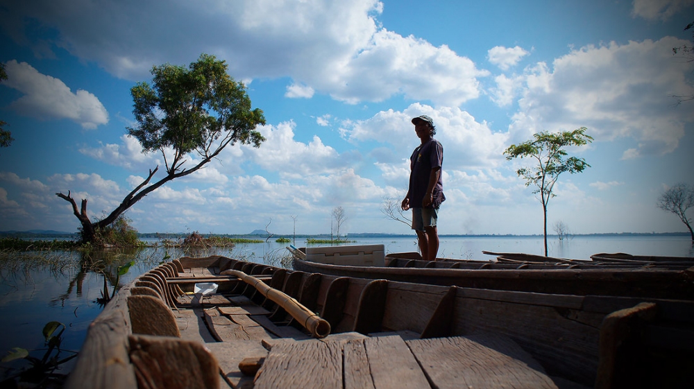 คนที่รีบ อยู่นี่  เอาของลงเรือเสร็จ เรียกใหญ่เลย แถมบอกว่า  ลงเรือแล้วไม่ร้อนหรอกพี่ ข้างนอก ลมเอื่อ