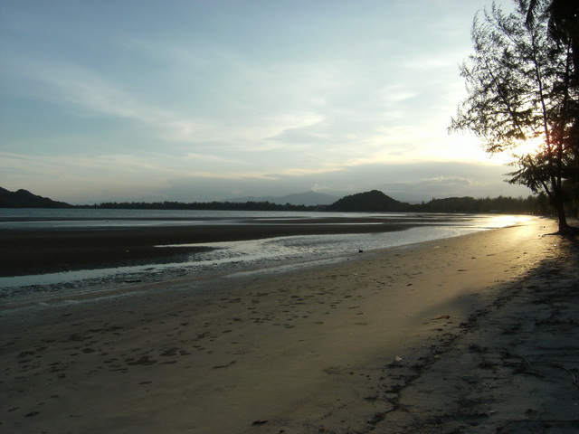 ลากันด้วยภาพนี้ละกัน   บรรยากาศใกล้บ้านที่ต่างกันสุดขั้ว