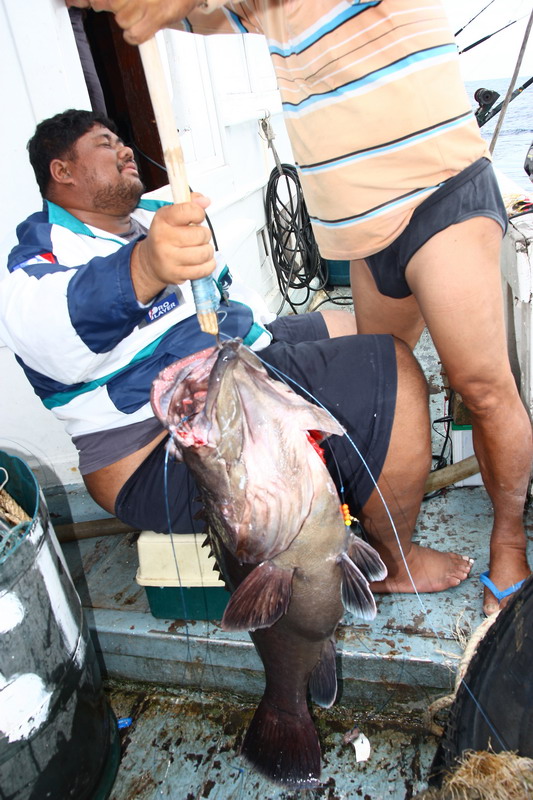 ดูสีหน้าของนักตกปลาท่านนี้เอาเองก็แล้วกันว่ามีความสุขแค่ใหน?? หลังจากผ่านการสู้ปลาโดยที่ถืออุปกรณ์ตก