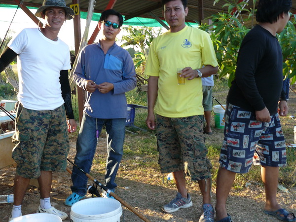 ขอบคุณทีม ทอ.ที่มาร่วมสนุกกะเราวันนี้ด้วยนะครับผมอุตส่าห์ลุยน้ำท่วมดอนเมืองมาเลย :cheer: :cheer:
: