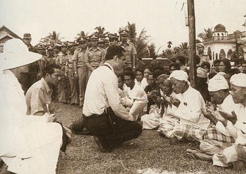 " รักถึงเพียงนี้ " และ " จุดเทียนส่งเสด็จ "

บทความชื่อ " แผ่นดินร่มเย็นที่นราธิวาส " ตีพิมพ