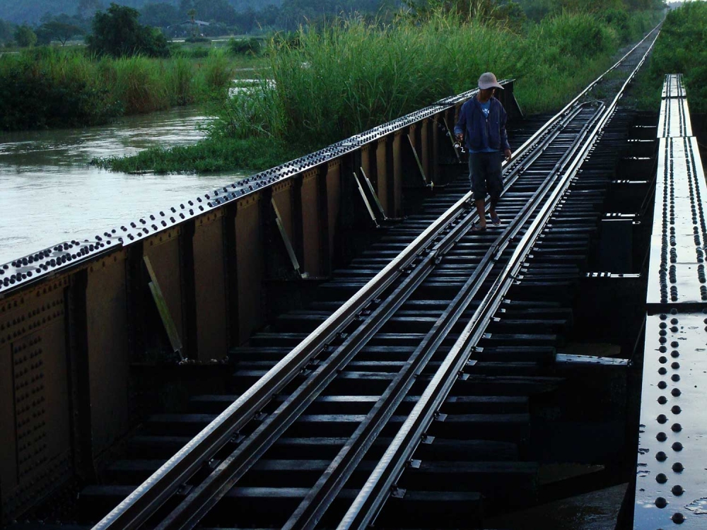 เดินไกลไม่พอ ยังพาพี่มันมาเสี่ยงกะรถไฟอีก ฝนก็ตกอีก หลบที่ไหนก็ไม่ได้                    :mad: :laug