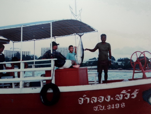 เรือพ่อผม กับทูน่า ที่ เกาะลิ้น