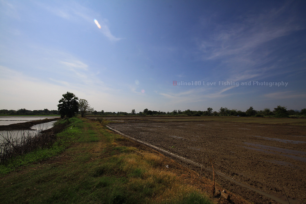 ภาพด้านหน้าที่เห็นโน้นไกลๆครับมีบ่อกักเก็บนํ้าขนาดใหญ่ทีเดียวที่วันนี้เราจะไปตกปลาช่อนกันครับ
 :che