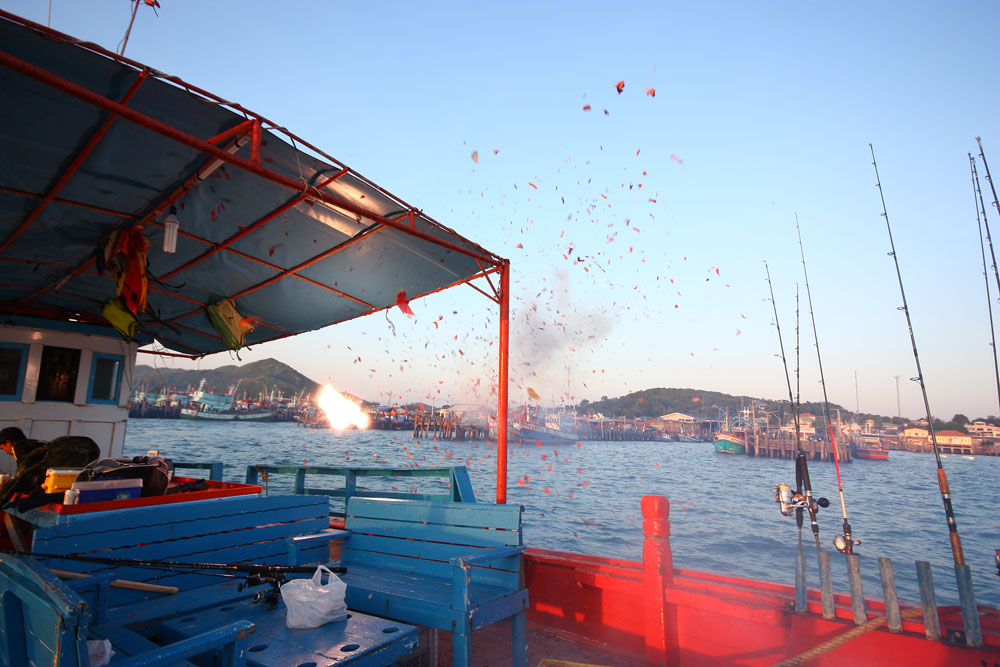  [b]เอ้าเรือ ออกแล้วจัดไปพันนัด[/b] :laughing: :laughing: :cheer: :cheer: