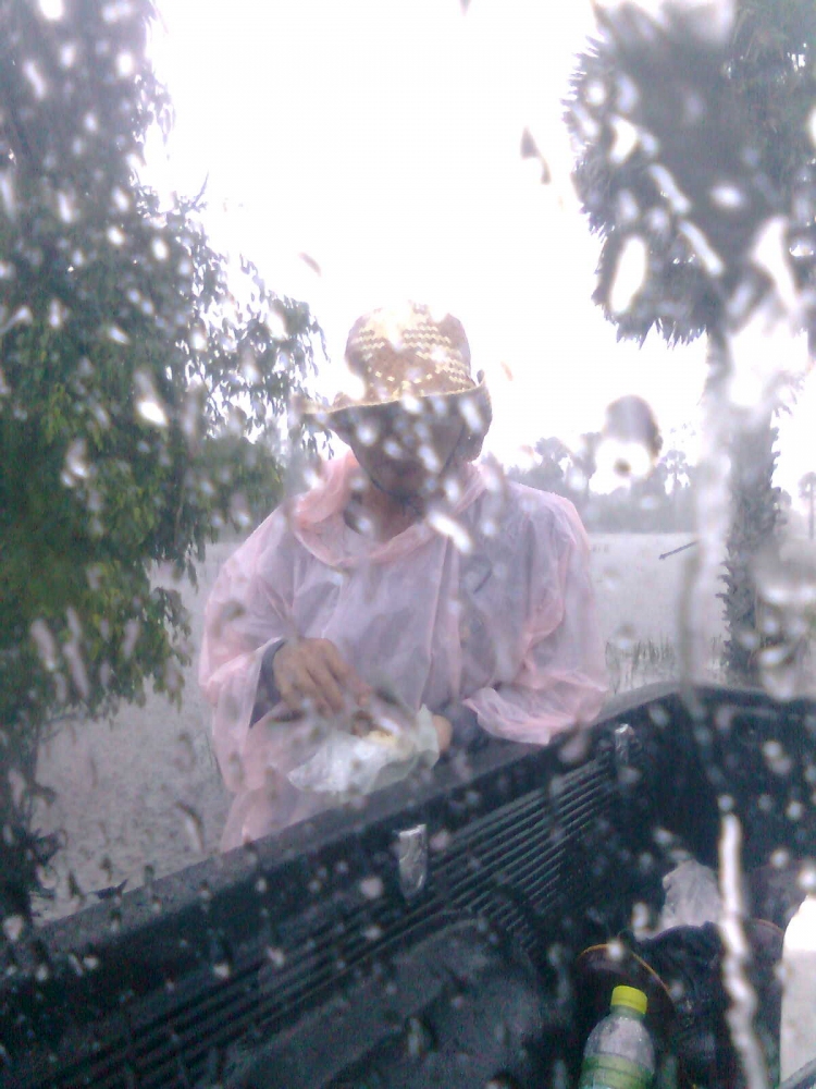 ตอนบ่ายสาม ฝนตกลงมาอย่างหนัก ผลเป็นไงบ้างผมรอดหรือไม่ ไม่บอกครับภาพมันฟ้อง  สุดท้ายก็กลับบ้านครับ ภร