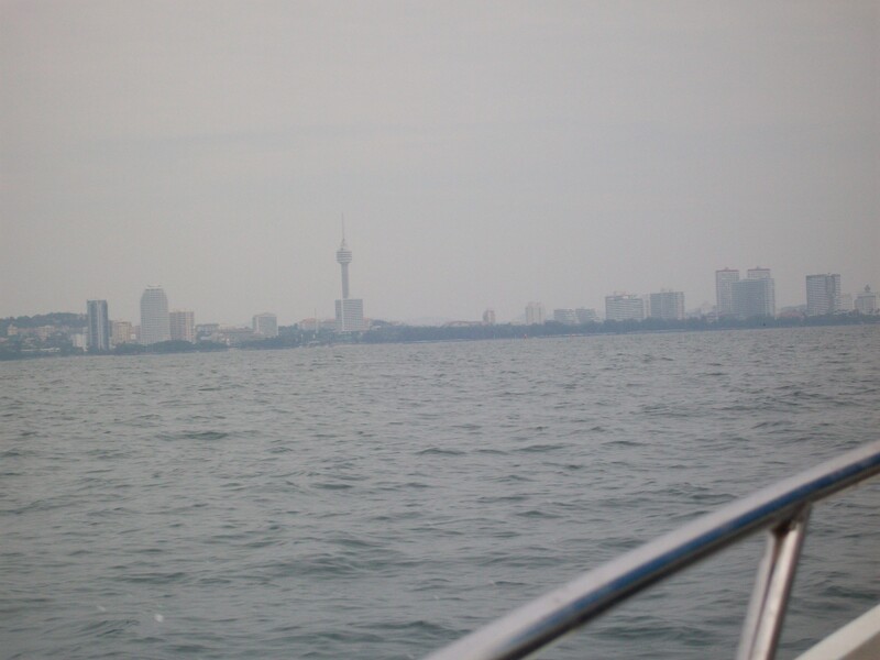 ลาด้วยภาพนี้นะครับ ชายฝั่งจอมเทียนครับ ถ่ายไว้หลายรูปตอนเรือวิ่งครับ

มีภาพนี้แหละครับที่เอียงน้อย
