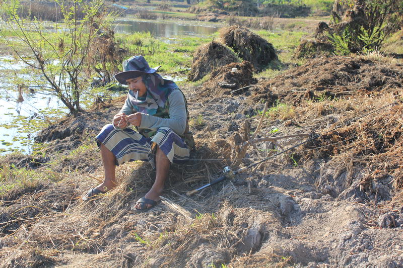 นักตกปลาเจ้าถิ่นครับ ใช้เขียดสด :grin: