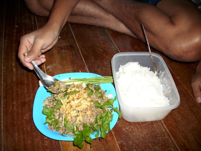 ไหนลองชิมลาบปลาลาดซักหน่อยครับ :laughing: :laughing: :umh:
