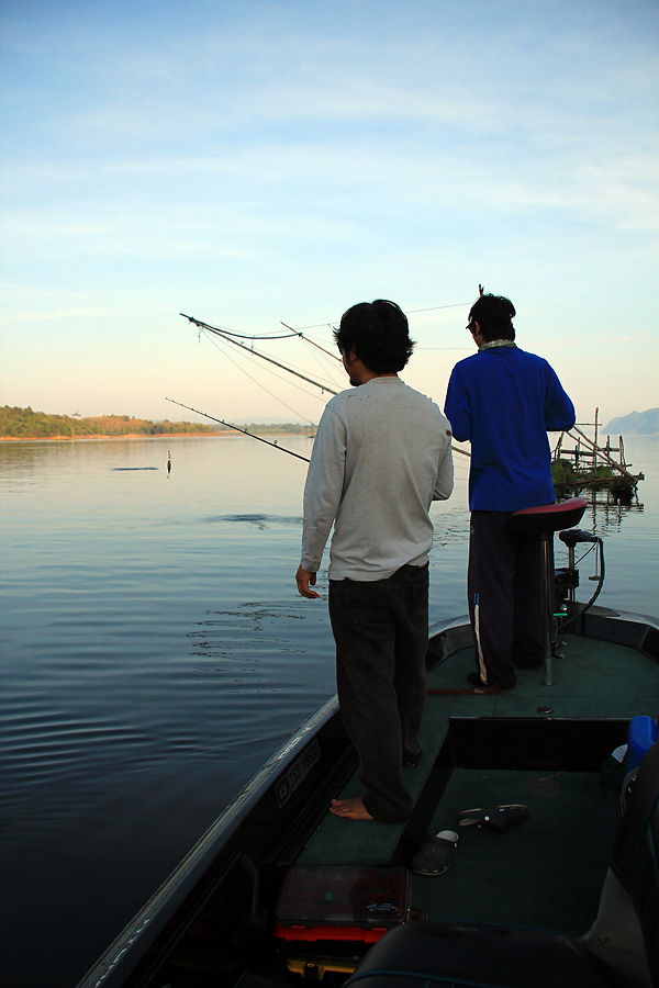 เรือครูเอ๋ลำใหม่เดินเล่นสามคนยังพอมีพื้นที่ให้ตั้งรำวงได้อีกสองวง แบบนี้โต้สบายเลย หย่อนตรูดบนเครื่อ