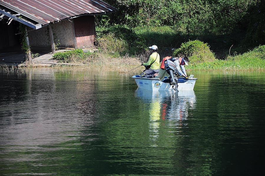 วิ่งเรือกลับมาที่แพ เห้นน้าน้ำโปรไข่ดาวกับนังต่ายมือพิฆาตลอยลำตีปลากันอยู่ มีวอร์มก่อนออกจริงด้วยน่ะ