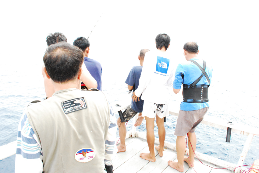 งานเลี้ยง เริ่มขึ้นชุดใหญ่ ที่ท้ายเรือ