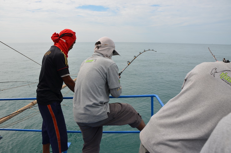 ท้ายเรือกำลังอัดเจ้าตัวใต้น้ำครับ :cheer: :cheer: