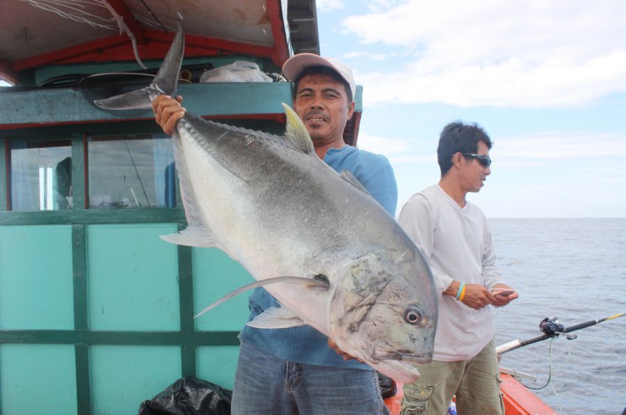 ไต๋เบิร์ด เรือ รุ่งทิพย์ ขอเก็บภาพโทรฟี่ปลาเกมส์เช่นกันครับ ฮาจริงๆไต๋คนนี้ ขอบอกเลยครับหัวเราะกันพุ