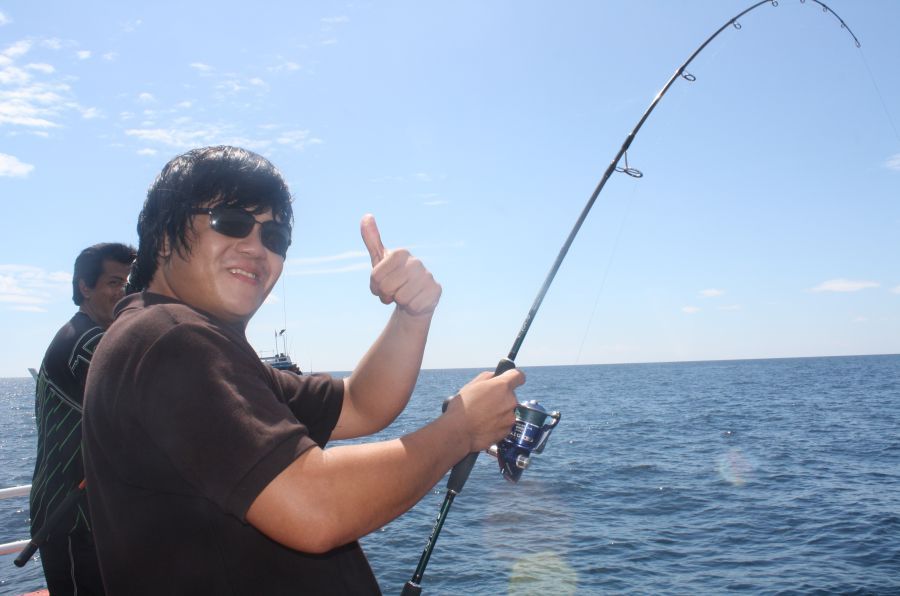 ผมใช้คัน ryoko bay game light jigging pe.2-4 ประกบกับ รอก saltiga game 3500 pe.3 ...(ตัวเก่า) โอ้..โ