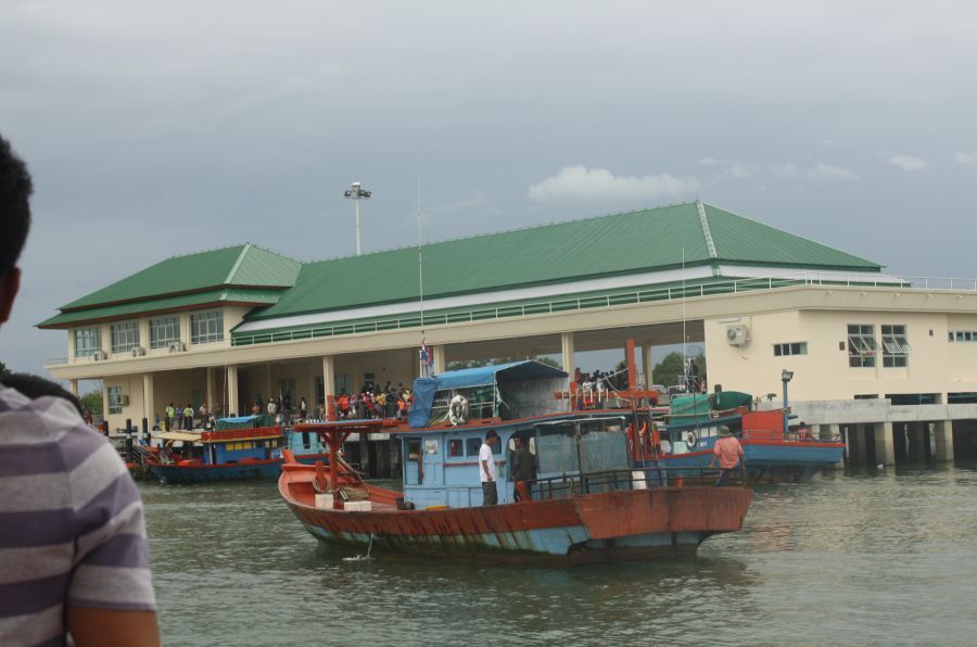 กลับมาถึงท่าเรือประมาณ2โมงกว่าๆเตรียมเอาปลาขึ้นชั่งต้องต่อคิวครับของผมต่อคิวจากเรือทะเลแดง :grin: :g