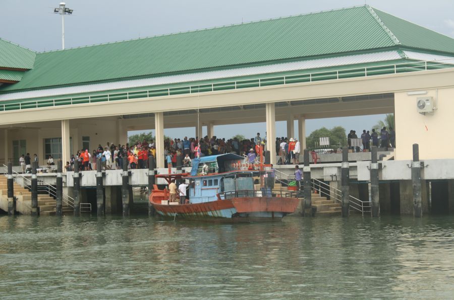 บรรยากาศคึกคักมากครับบนท่าเรือ :laughing: :laughing: :laughing: