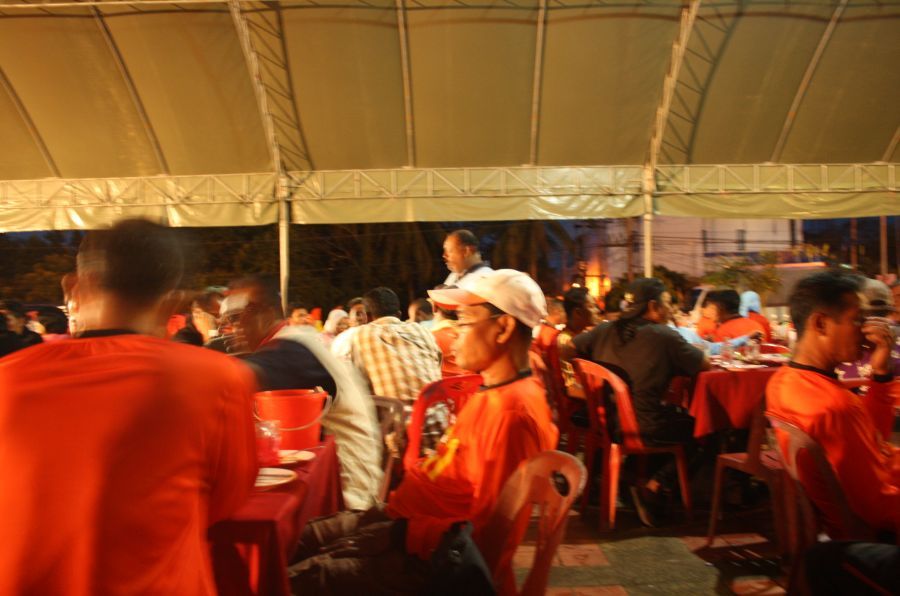 บรรยากาศรับประทานอาหารตอนค่ำเริ่มคึกคักครับ :laughing: :laughing: :laughing: