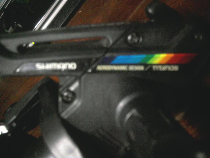 ตัวหนังสือที่เห็นเขียนว่า
SHIMANO             AERODYNAMIC DESIGN/TITANOS